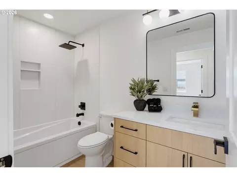 Bath - 2116 E 39th St, Vancouver, WA 98663 photo 5 of 7