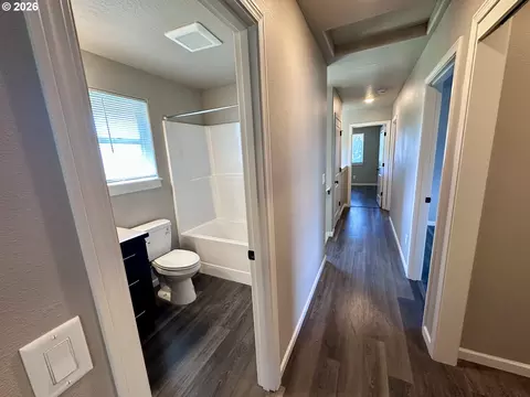 Entry Way - 243 Lacasa St, Eugene, OR 97402 photo 4 of 7