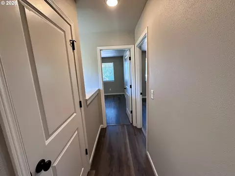Entry Way - 243 Lacasa St, Eugene, OR 97402 photo 6 of 7