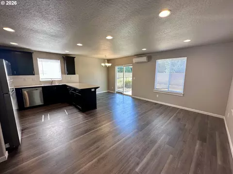 Living - 243 Lacasa St, Eugene, OR 97402 photo 2 of 4