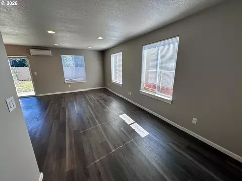 Living - 243 Lacasa St, Eugene, OR 97402 photo 1 of 4