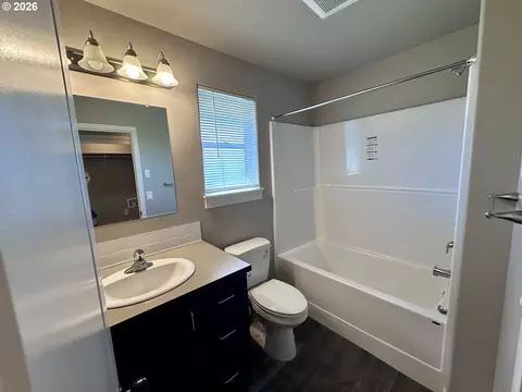 Bath - 243 Lacasa St, Eugene, OR 97402 photo 3 of 3