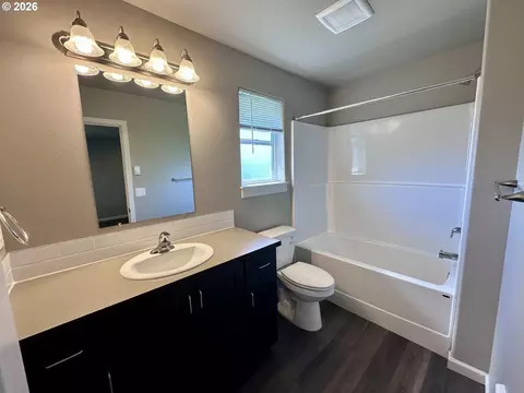 Bath - 243 Lacasa St, Eugene, OR 97402 photo 2 of 3