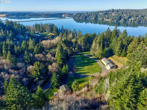 66017 N Bay Rd, North Bend, OR 97459