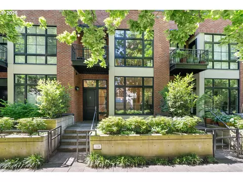 1128 NW Johnson St #107, Portland, OR 97209