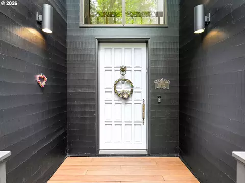 5822 SW Sheridan Ct, Portland, OR 97221
