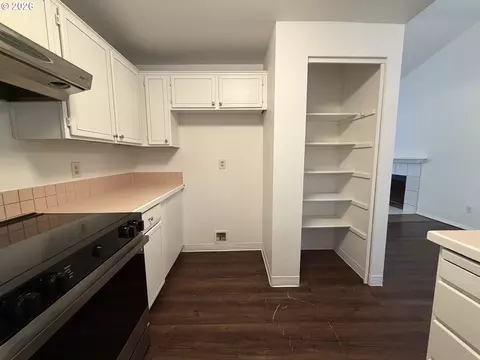 Kitchen - 845 SE 8th St, Gresham, OR 97080 photo 2 of 2