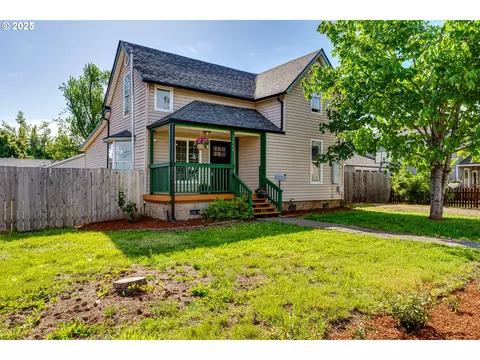 1004 S 4th St, Cottage Grove, OR 97424