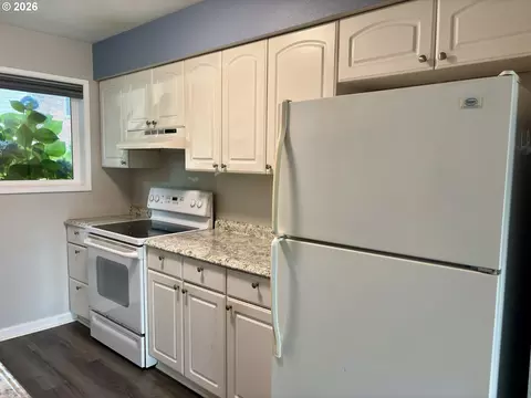 Kitchen - 2058 NE Hogan Dr, Gresham, OR 97030 photo 2 of 7
