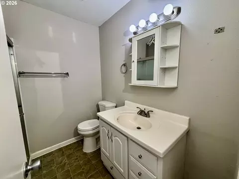 Bath - 2058 NE Hogan Dr, Gresham, OR 97030 photo 3 of 4
