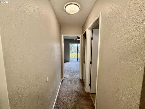 Entry Way - 2058 NE Hogan Dr, Gresham, OR 97030 photo 2 of 3