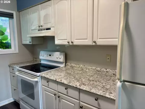 Kitchen - 2058 NE Hogan Dr, Gresham, OR 97030 photo 4 of 7