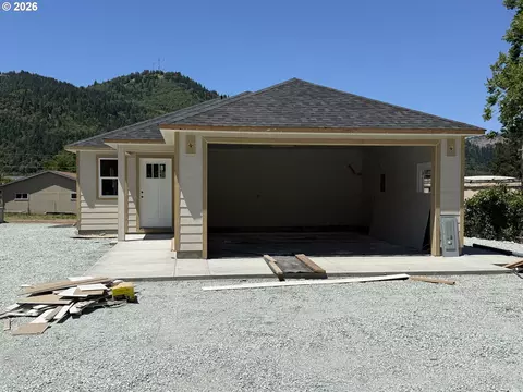 1123 Laura St, Myrtle Creek, OR 97457