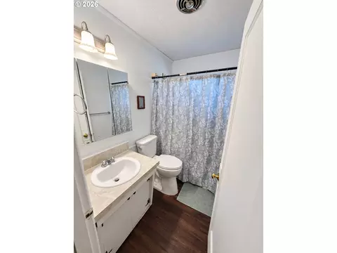 Bath - 463 26th Ave, Longview, WA 98632 photo 2 of 2