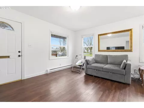Living - 463 26th Ave, Longview, WA 98632 photo 3 of 5