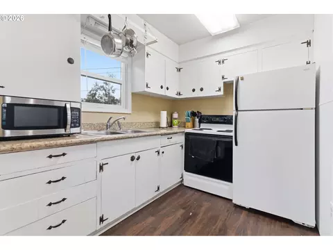 Kitchen - 463 26th Ave, Longview, WA 98632 photo 2 of 3