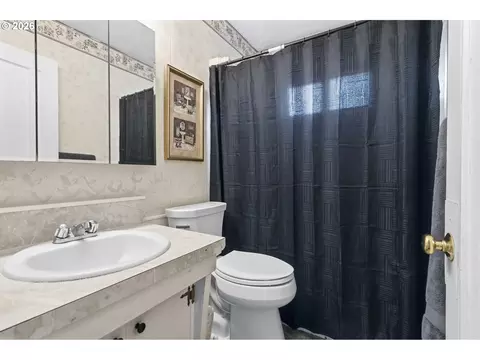 Bath - 463 26th Ave, Longview, WA 98632 photo 1 of 2