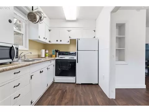Kitchen - 463 26th Ave, Longview, WA 98632 photo 1 of 3