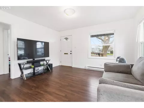 Living - 463 26th Ave, Longview, WA 98632 photo 4 of 5