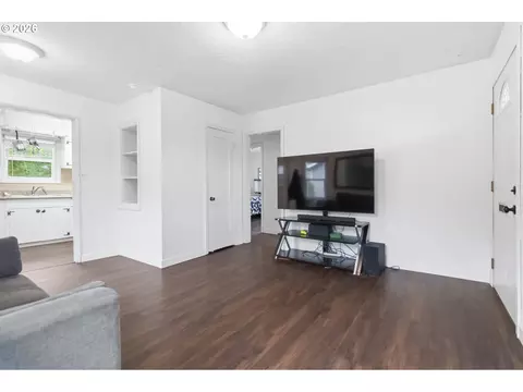 Living - 463 26th Ave, Longview, WA 98632 photo 2 of 5
