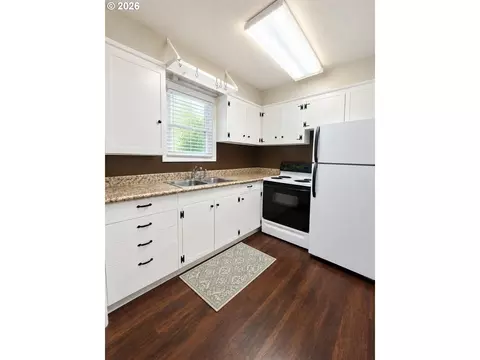 Kitchen - 463 26th Ave, Longview, WA 98632 photo 3 of 3