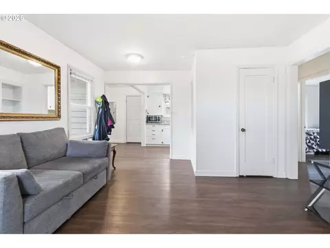 Living - 463 26th Ave, Longview, WA 98632 photo 5 of 5