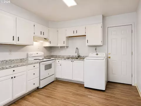 Kitchen - 263 28th Ave, Longview, WA 98632 photo 2 of 2