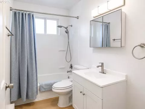 Bath - 263 28th Ave, Longview, WA 98632 photo 1 of 1