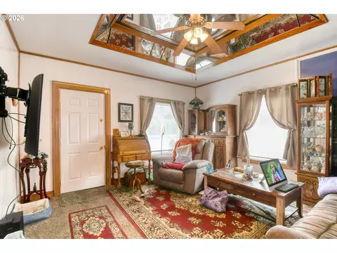 Living - 1806 SE Byers Pl, Pendleton, OR 97801 photo 1 of 2