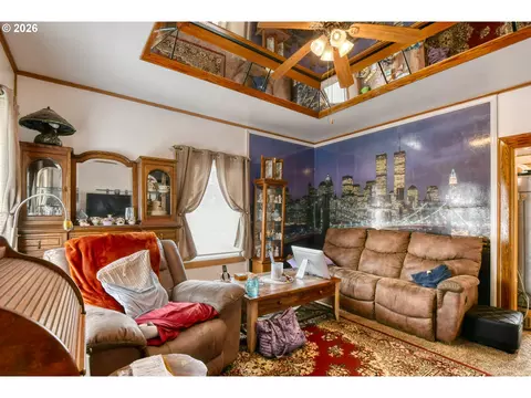 Living - 1806 SE Byers Pl, Pendleton, OR 97801 photo 2 of 2