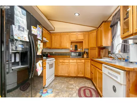 Kitchen - 1806 SE Byers Pl, Pendleton, OR 97801 photo 4 of 4