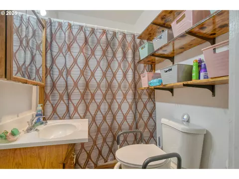 Bath - 1806 SE Byers Pl, Pendleton, OR 97801 photo 1 of 1