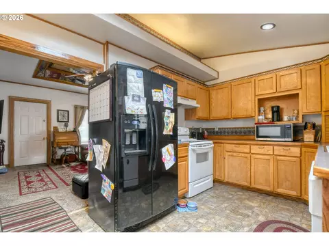 Kitchen - 1806 SE Byers Pl, Pendleton, OR 97801 photo 2 of 4