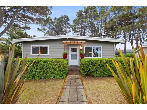 320 El Rotundo Ave, Lincoln City, OR 97367