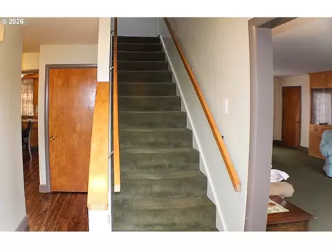 Entry Way - 212 Park St, Riddle, OR 97469 photo 3 of 3