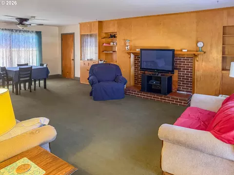Living - 212 Park St, Riddle, OR 97469 photo 1 of 2