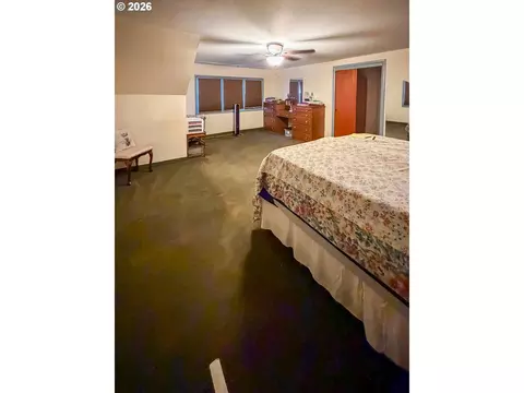 Bedroom - 212 Park St, Riddle, OR 97469 photo 2 of 6