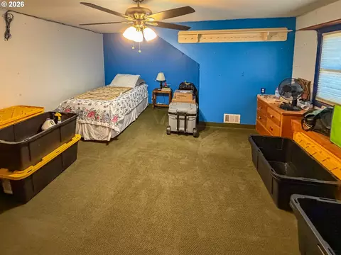 Bedroom - 212 Park St, Riddle, OR 97469 photo 3 of 6