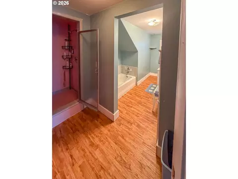 Bath - 212 Park St, Riddle, OR 97469 photo 2 of 4