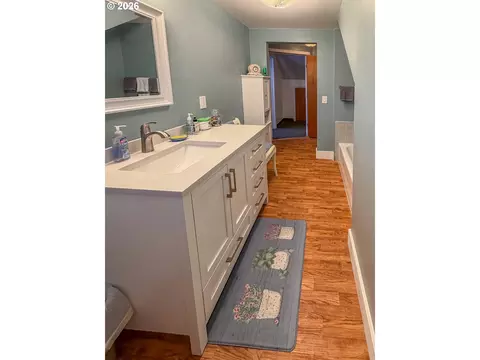 Bath - 212 Park St, Riddle, OR 97469 photo 4 of 4