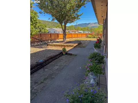 Exterior - 212 Park St, Riddle, OR 97469 photo 3 of 6