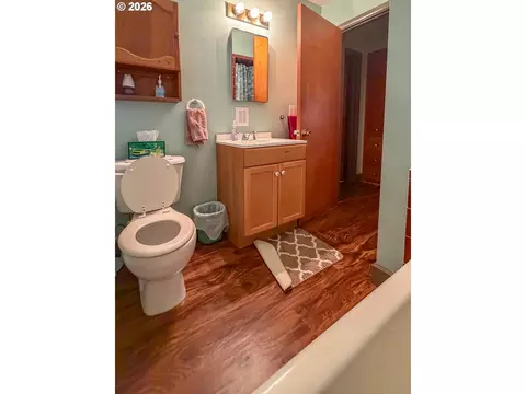 Bath - 212 Park St, Riddle, OR 97469 photo 1 of 4