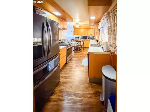 Kitchen - 212 Park St, Riddle, OR 97469 photo 1 of 1