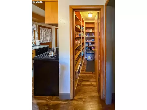Entry Way - 212 Park St, Riddle, OR 97469 photo 1 of 3