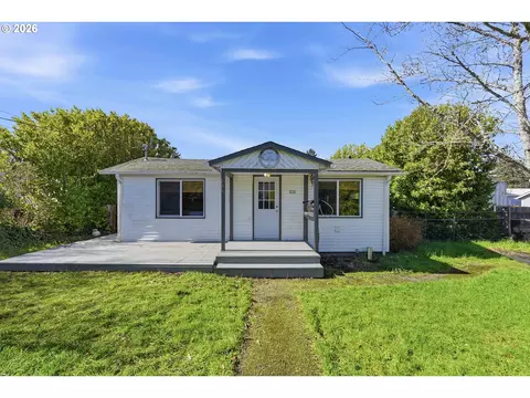 856 Augustine Ave, Coos Bay, OR 97420
