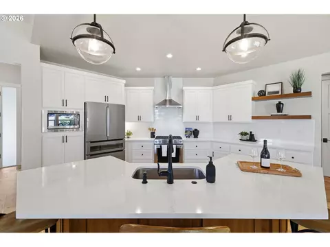 Kitchen - 2153 Majestic Pl, Eugene, OR 97403 photo 3 of 8