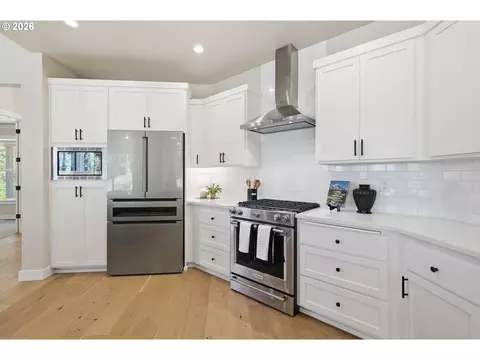 Kitchen - 2153 Majestic Pl, Eugene, OR 97403 photo 8 of 8
