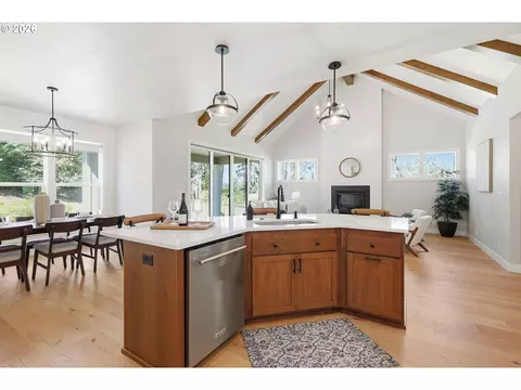 Kitchen - 2153 Majestic Pl, Eugene, OR 97403 photo 6 of 8