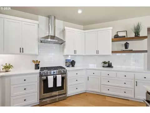 Kitchen - 2153 Majestic Pl, Eugene, OR 97403 photo 7 of 8