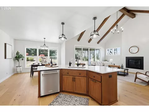 Kitchen - 2153 Majestic Pl, Eugene, OR 97403 photo 5 of 8